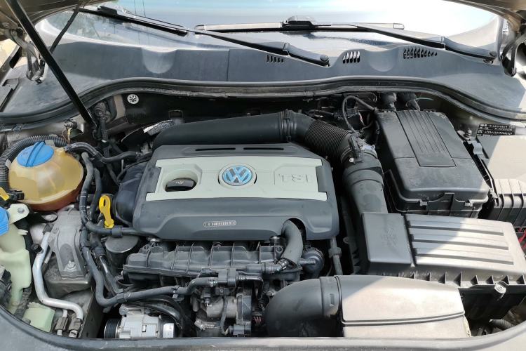 Used Volkswagen Magotan 2015 Revised Version 2.0 TSI Luxury Edition Engine Bay