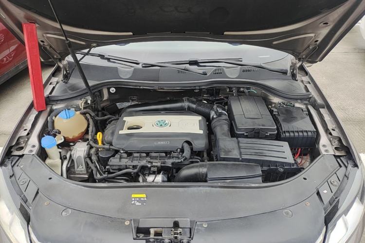 Used Volkswagen Magotan 2015 1.8TSI Advanced Model Engine Bay