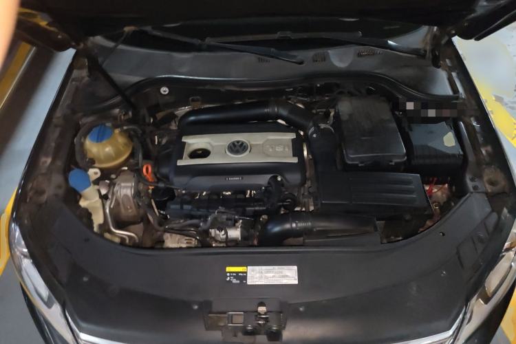 Used Volkswagen Magotan 2015 1.8TSI Luxury Model Engine Bay