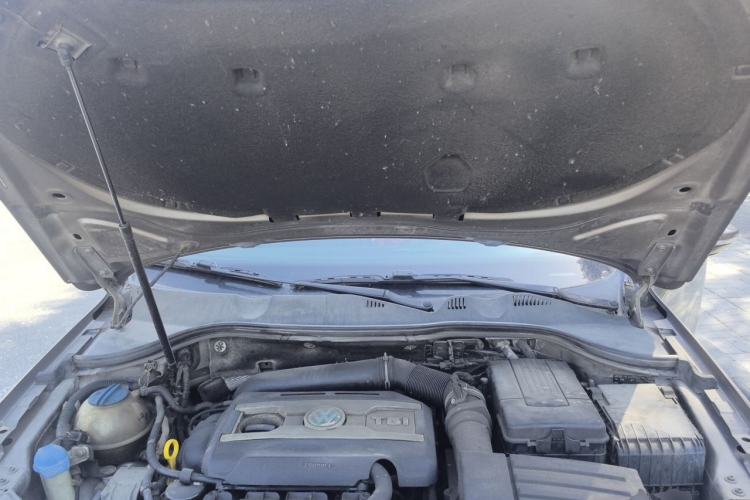 Used Volkswagen Magotan 2015 Revised 1.8TSI Prestige Version Engine Bay