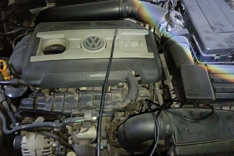 Used Volkswagen Magotan 2015 Revised Version 2.0 TSI Prestige Edition Engine Bay