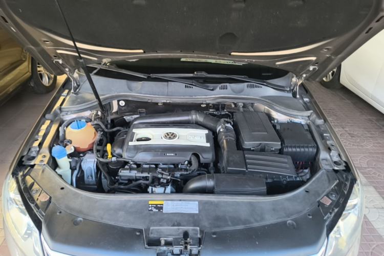 Used Volkswagen Magotan 2015 1.8TSI Prestige Model Engine Bay