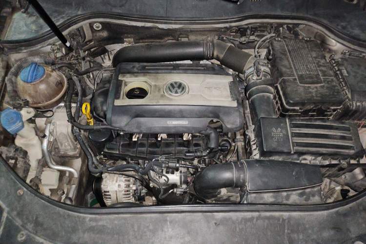 Used Volkswagen Magotan 2015 Facelift 1.8TSI Luxury Model Engine Bay