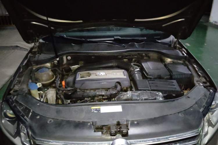 Used Volkswagen Magotan 2015 2.0 TSI Prestige Model Engine Bay