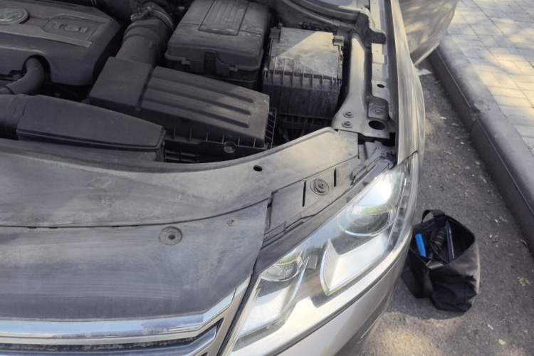 Used Volkswagen Magotan 2015 Revised 1.8TSI Prestige Version Engine Bay Left