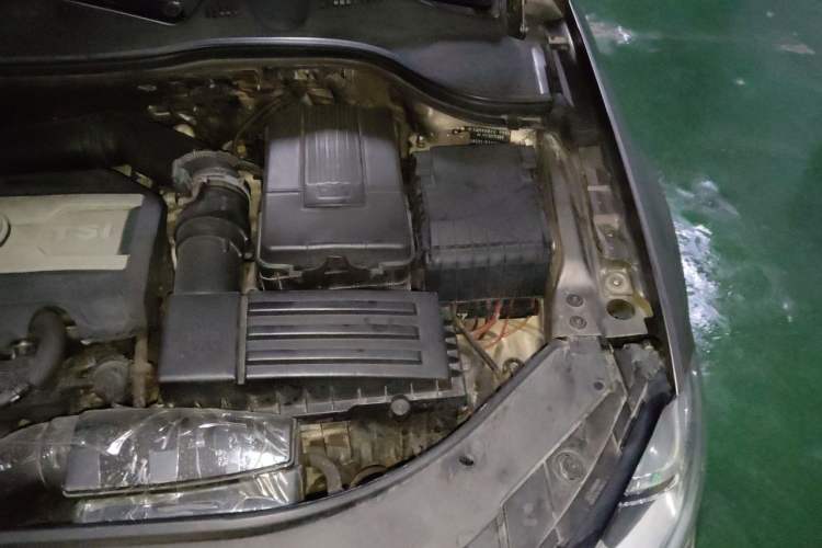 Used Volkswagen Magotan 2015 2.0 TSI Prestige Model Engine Bay Left