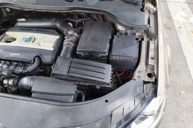 Used Volkswagen Magotan 2015 Facelift 1.8TSI Luxury Model Engine Bay Left
