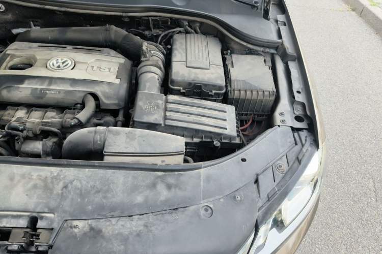 Used Volkswagen Magotan 2015 Revised 1.8TSI Prestige Version Engine Bay Left