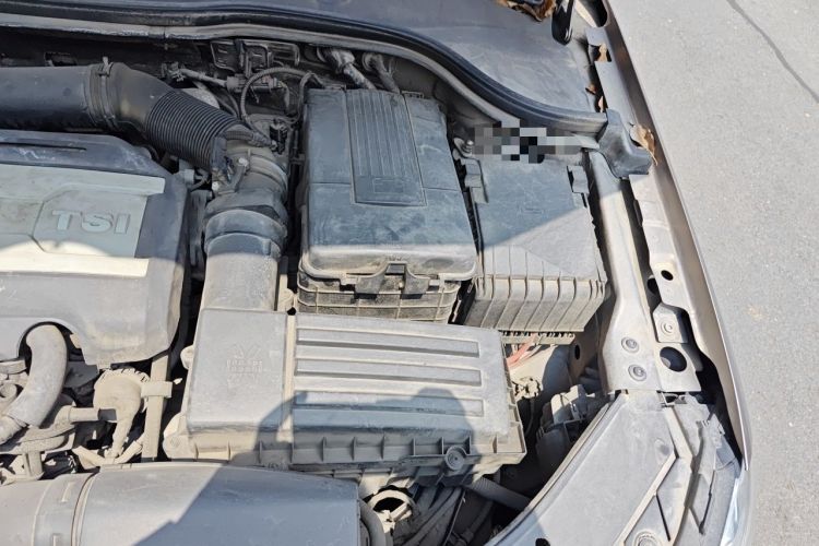 Used Volkswagen Magotan 2015 Facelift 1.8TSI Luxury Model Engine Bay Left
