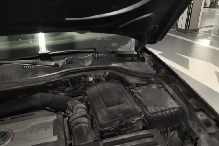 Used Volkswagen Magotan 2015 1.8TSI Advanced Model Engine Bay Left