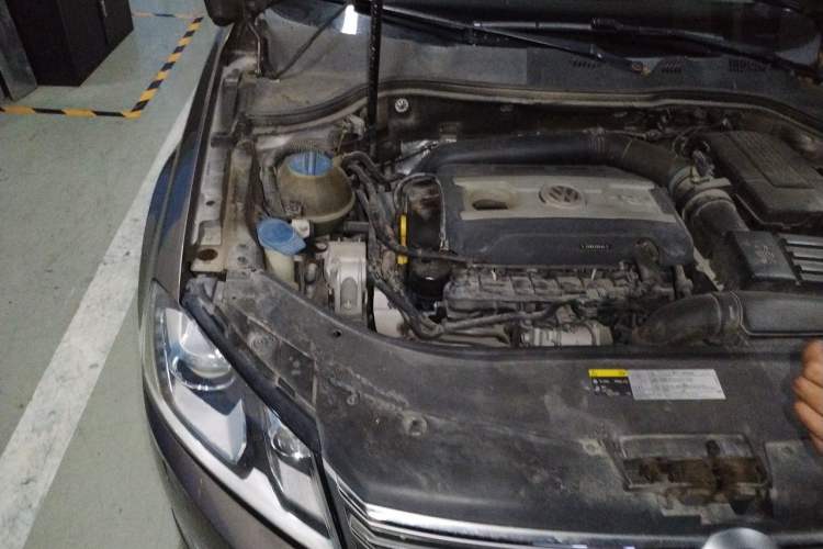 Used Volkswagen Magotan 2015 Revised Version 2.0 TSI Luxury Edition Engine Bay Right