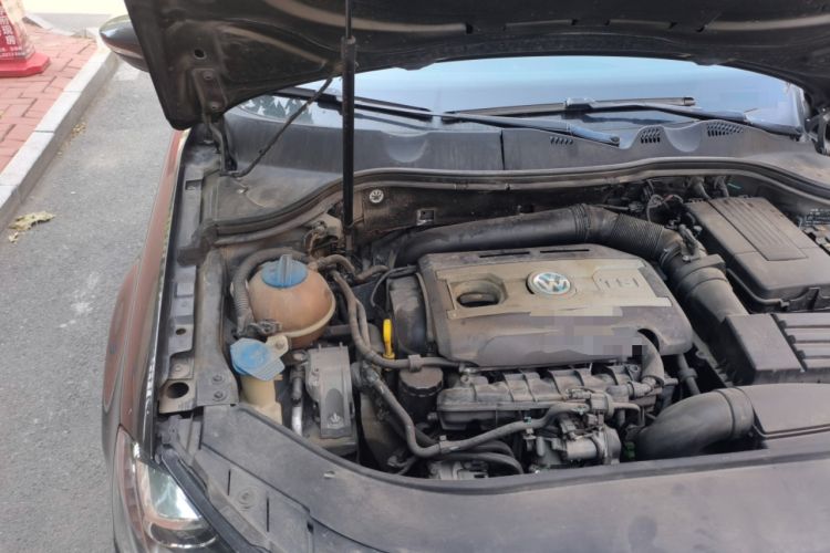 Used Volkswagen Magotan 2015 1.8TSI Advanced Model Engine Bay Right