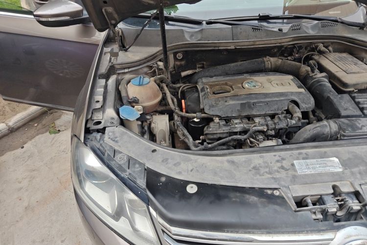 Used Volkswagen Magotan 2015 1.8TSI Luxury Model Engine Bay Right