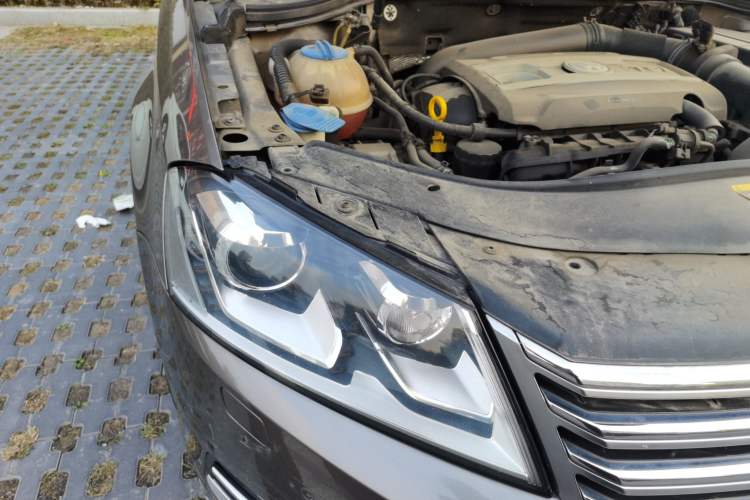 Used Volkswagen Magotan 2015 1.8TSI Luxury Model Engine Bay Right