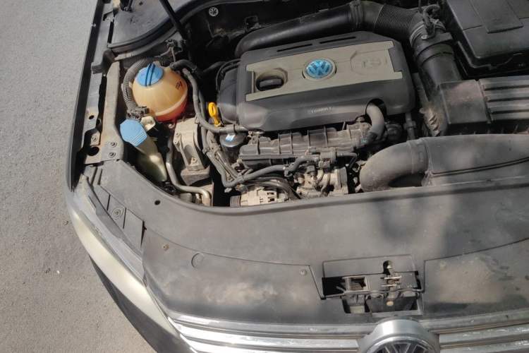 Used Volkswagen Magotan 2015 1.8TSI Advanced Model Engine Bay Right