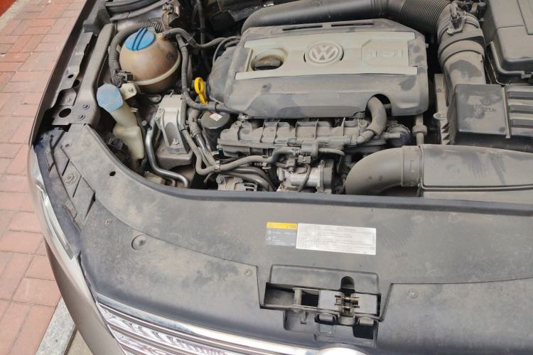 Used Volkswagen Magotan 2015 Facelift 1.8TSI Luxury Model Engine Bay Right