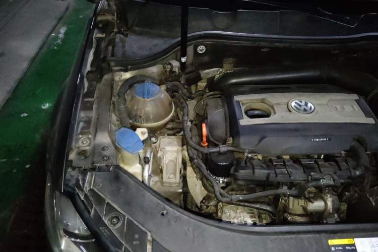 Used Volkswagen Magotan 2015 2.0 TSI Prestige Model Engine Bay Right
