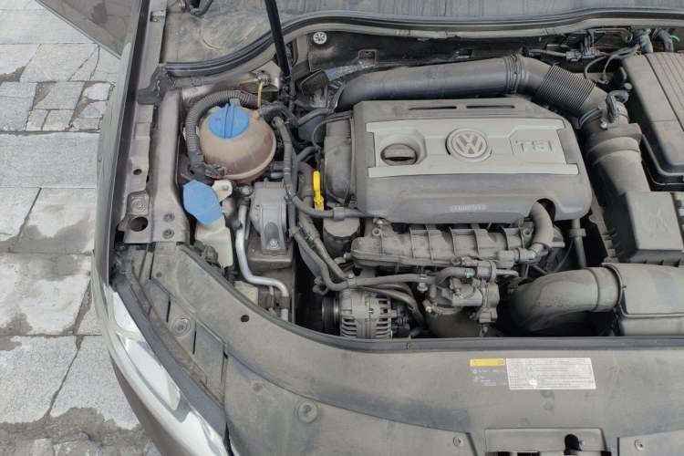Used Volkswagen Magotan 2015 1.8TSI Prestige Model Engine Bay Right