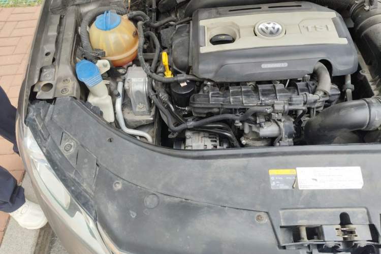 Used Volkswagen Magotan 2015 Facelift 1.8TSI Luxury Model Engine Bay Right