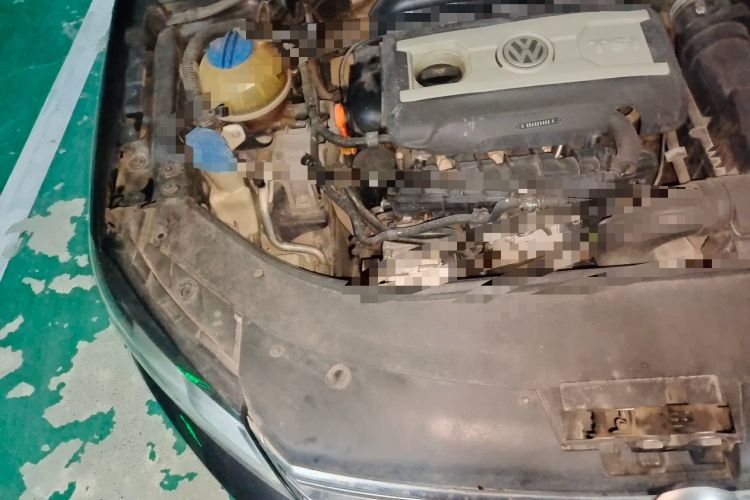 Used Volkswagen Magotan 2015 1.8TSI Advanced Model Engine Bay Right