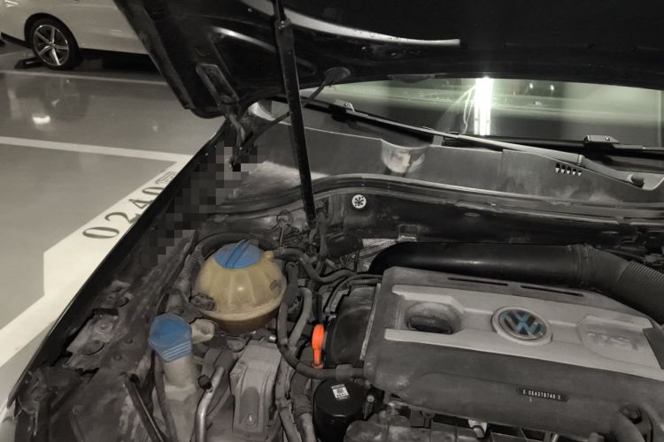Used Volkswagen Magotan 2015 1.8TSI Advanced Model Engine Bay Right
