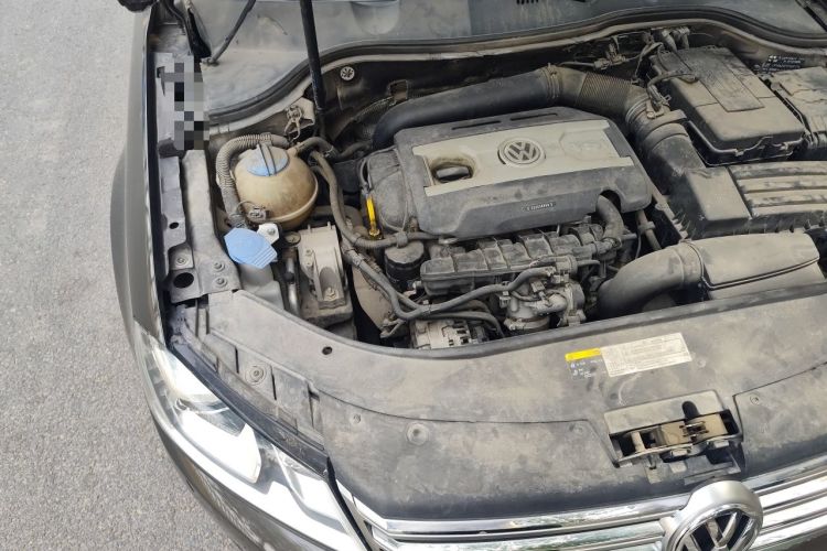 Used Volkswagen Magotan 2015 Facelift 1.8TSI Luxury Model Engine Bay Right