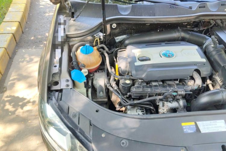 Used Volkswagen Magotan 2015 1.8TSI Luxury Model Engine Bay Right