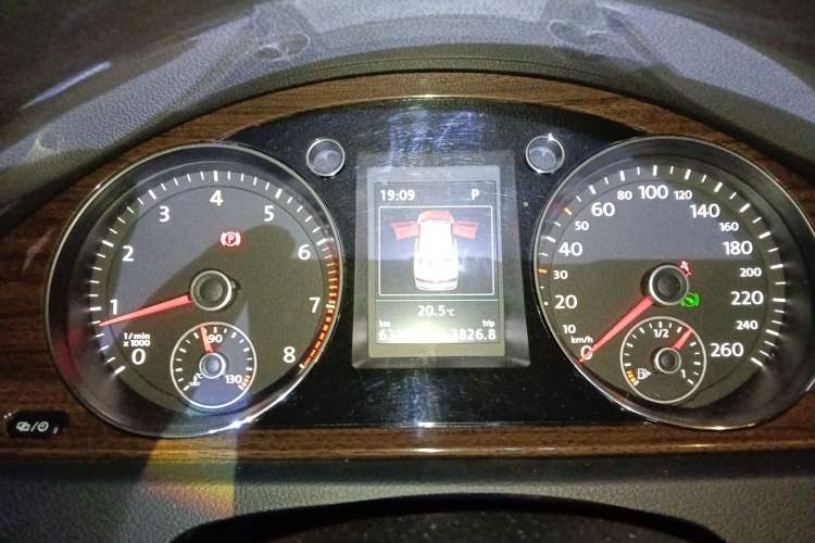 Used Volkswagen Magotan 2015 Revised Version 2.0 TSI Prestige Edition Instrument Cluster