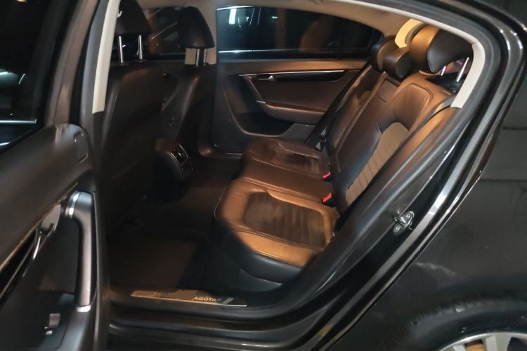 Used Volkswagen Magotan 2015 1.8TSI Luxury Model Left Rear Seat