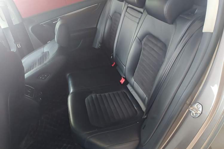 Used Volkswagen Magotan 2015 1.8TSI Prestige Model Left Rear Seat