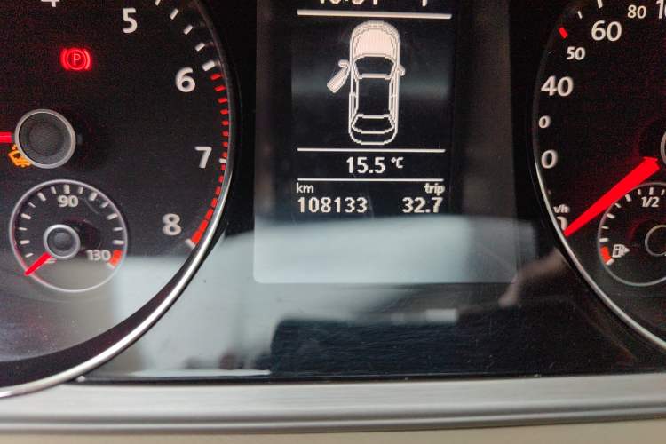 Used Volkswagen Magotan 2015 1.8TSI Advanced Model Odometer Close Up