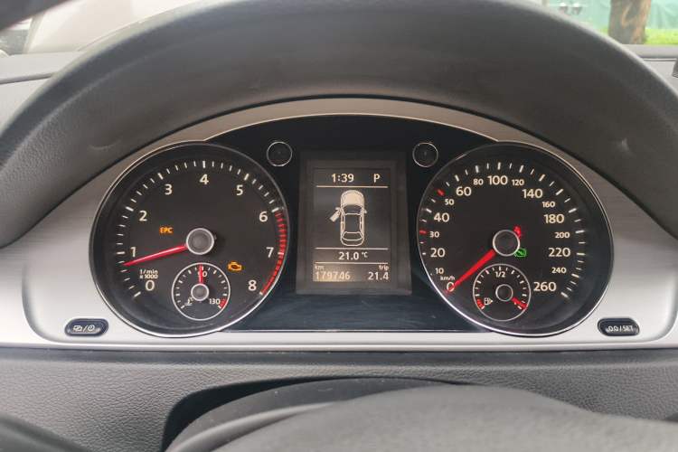 Used Volkswagen Magotan 2015 1.8TSI Advanced Model Odometer Close Up