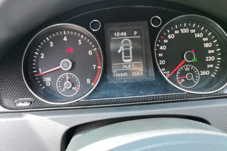 Used Volkswagen Magotan 2015 Revised Version 2.0 TSI Luxury Edition Odometer Close Up