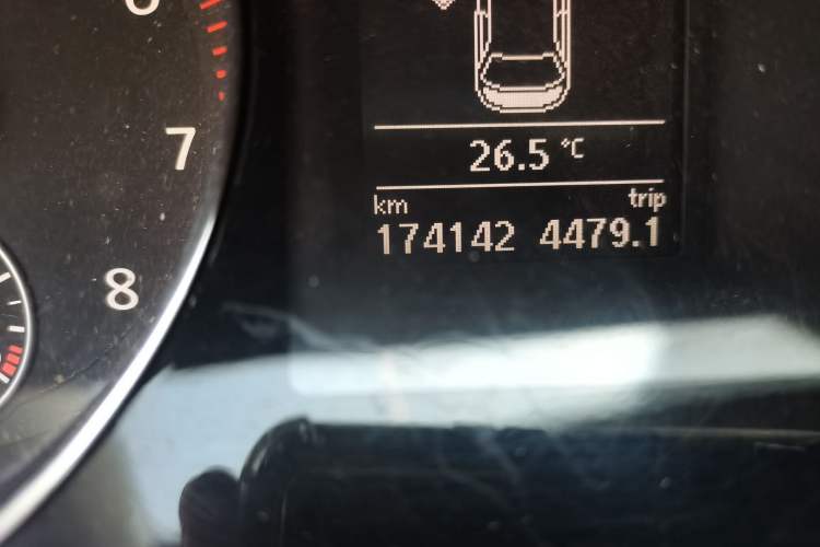 Used Volkswagen Magotan 2015 1.8TSI Advanced Model Odometer Close Up