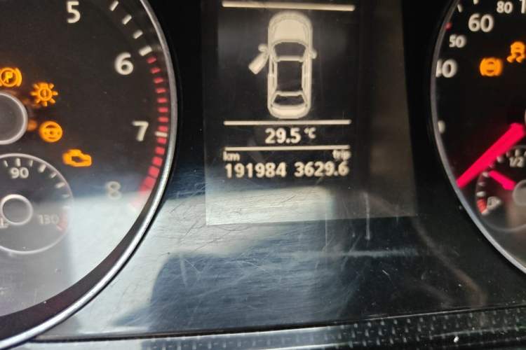 Used Volkswagen Magotan 2015 1.8TSI Luxury Model Odometer Close Up