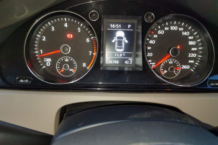 Used Volkswagen Magotan 2015 1.8TSI Luxury Model Odometer Close Up