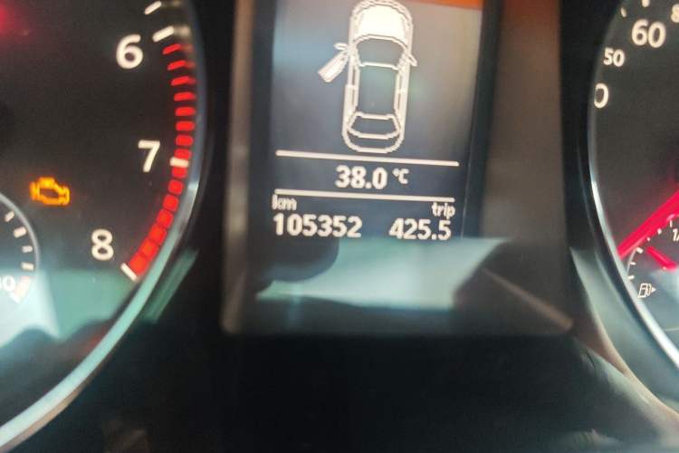 Used Volkswagen Magotan 2015 1.8TSI Advanced Model Odometer Close Up