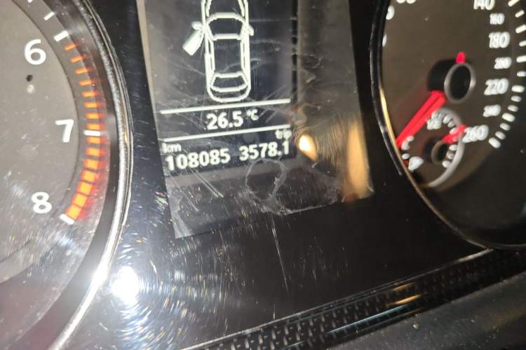 Used Volkswagen Magotan 2015 1.8TSI Luxury Model Odometer Close Up