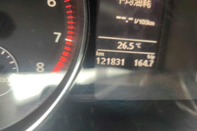 Used Volkswagen Magotan 2015 1.8TSI Advanced Model Odometer Close Up