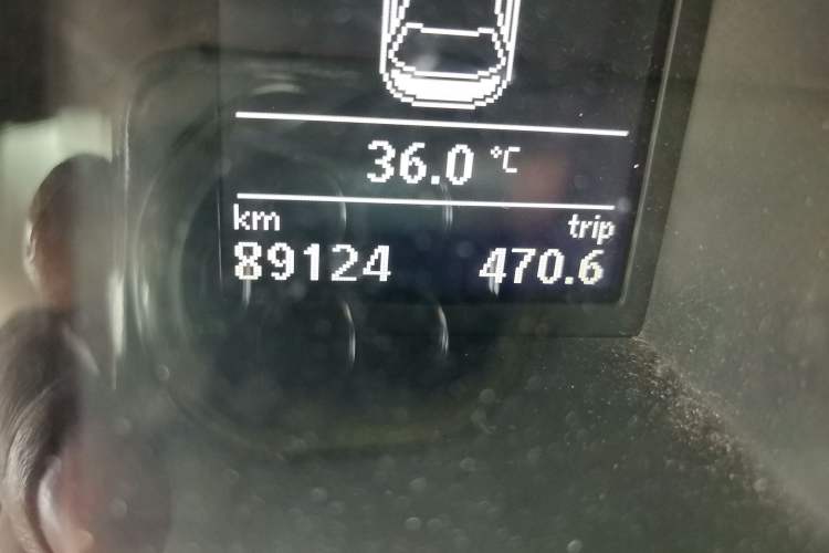 Used Volkswagen Magotan 2015 Facelift 1.8TSI Luxury Model Odometer Close Up