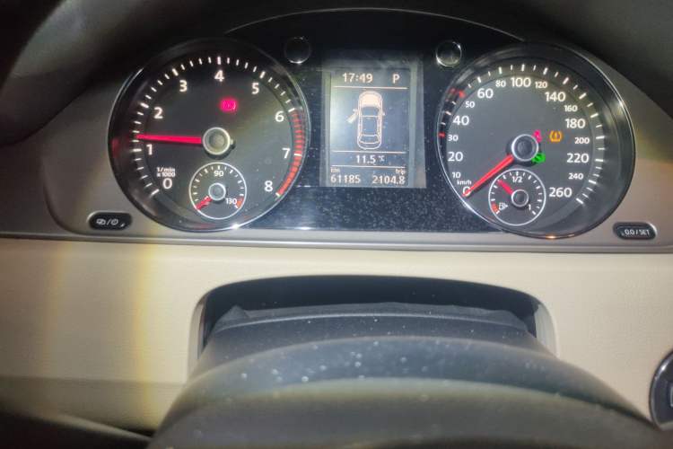 Used Volkswagen Magotan 2015 1.8TSI Advanced Model Odometer Close Up