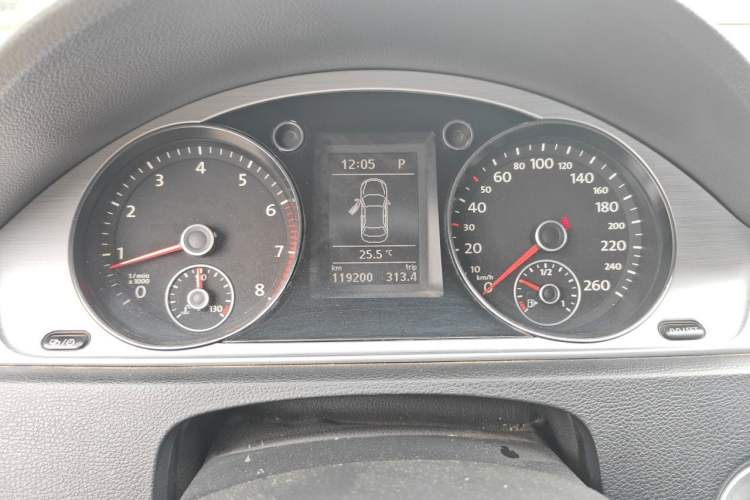 Used Volkswagen Magotan 2015 1.8TSI Advanced Model Odometer Close Up