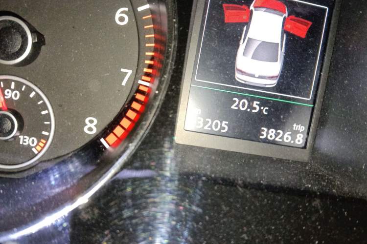 Used Volkswagen Magotan 2015 Revised Version 2.0 TSI Prestige Edition Odometer Close Up