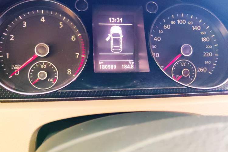 Used Volkswagen Magotan 2015 Facelift 1.8TSI Luxury Model Odometer Close Up
