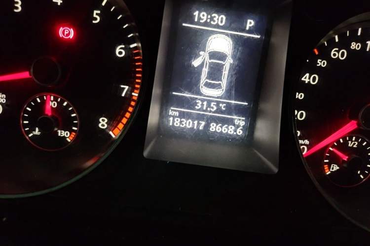 Used Volkswagen Magotan 2015 Facelift 1.8TSI Luxury Model Odometer Close Up