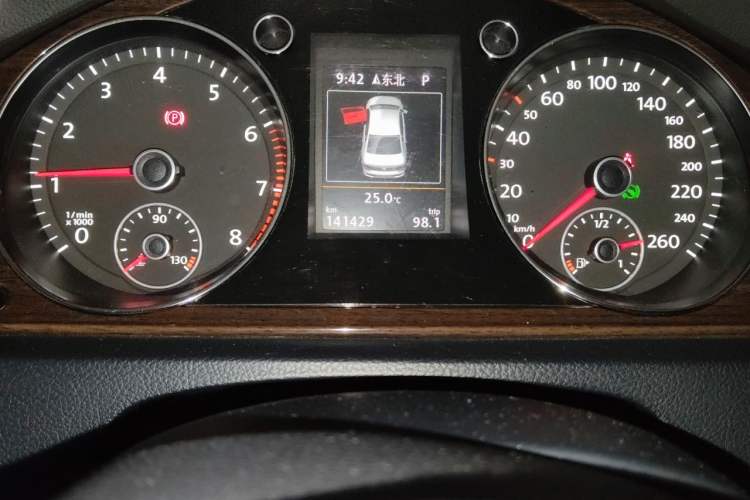 Used Volkswagen Magotan 2015 2.0 TSI Prestige Model Odometer Close Up