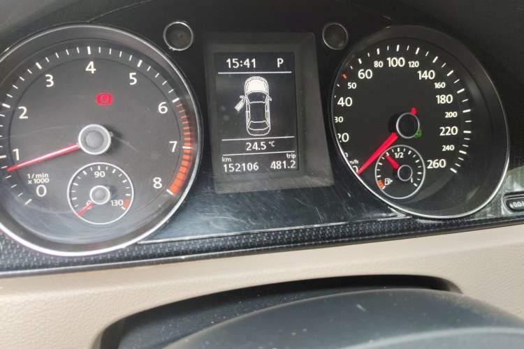 Used Volkswagen Magotan 2015 Facelift 1.8TSI Luxury Model Odometer Close Up
