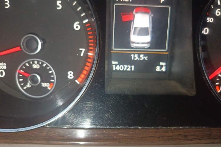 Used Volkswagen Magotan 2015 1.8TSI Prestige Model Odometer Close Up