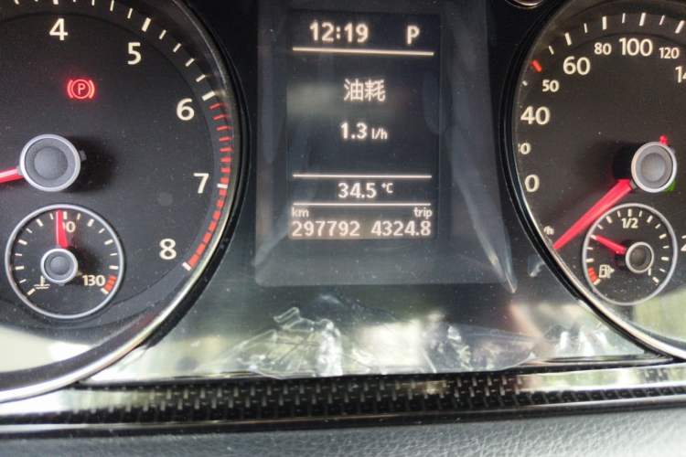Used Volkswagen Magotan 2015 Facelift 1.8TSI Luxury Model Odometer Close Up