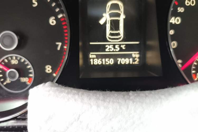 Used Volkswagen Magotan 2015 1.8TSI Luxury Model Odometer Close Up
